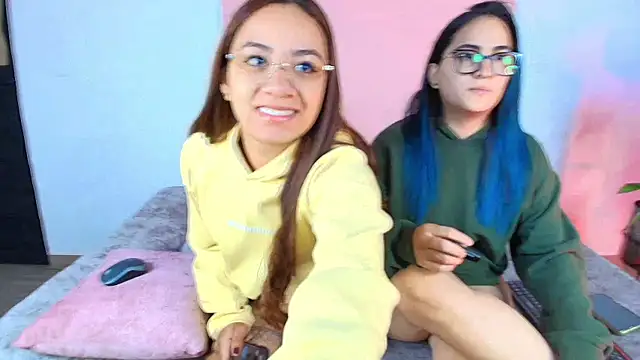 Snapshot of Jules_n_Gia chatting on September 30, 2025, 10:20 am Jules n Gia online show from September 30, 2025, 10:20 am