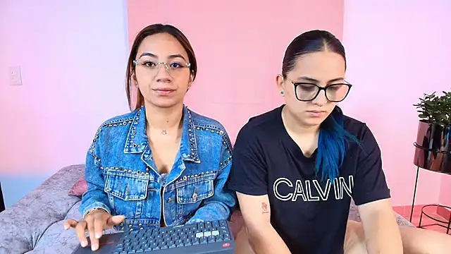 Snapshot of Jules_n_Gia chatting on October 29, 2025, 10:28 am Jules n Gia online show from October 29, 2025, 10:28 am