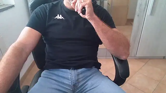 Snapshot of cocco1980xxxx chatting on March 24, 2026, 7:35 am cocco1980xxxx online show from March 24, 2026, 7:35 am