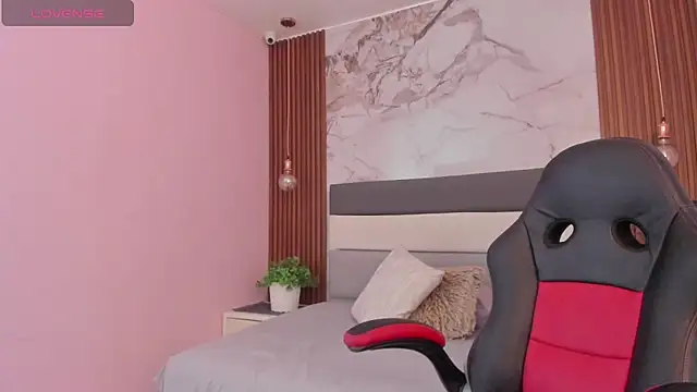 SUNNYCYRUS online show from September 29, 2025, 1:27 pm