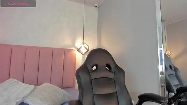 SUNNYCYRUS online show from October 21, 2025, 12:50 pm