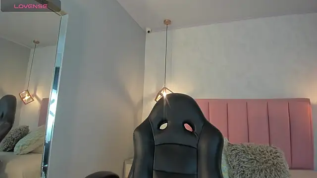 SUNNYCYRUS online show from November 13, 2025, 12:26 pm