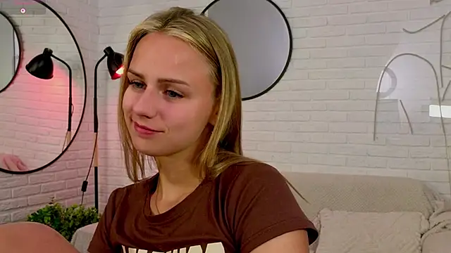 Snapshot of Wendy_D0ll chatting on March 24, 2026, 9:42 pm Wendy D0ll online show from March 24, 2026, 9:42 pm