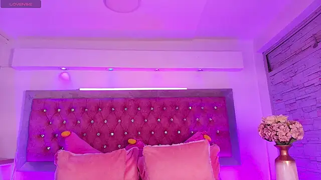 Tayzon Foxxx online show from December 14, 2025, 8:35 pm