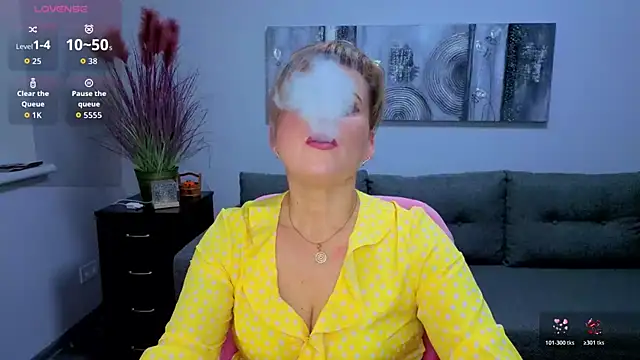 Julia Wilsone online show from November 26, 2025, 6:47 am