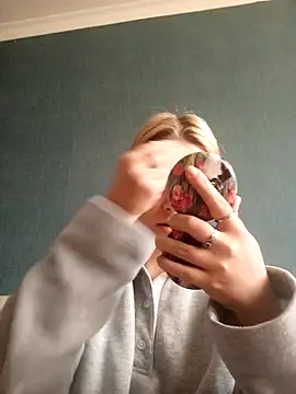 Snapshot of Gussie_Bridie chatting on December 4, 2024, 9:29 am Gussie Bridie online show from December 4, 2024, 9:29 am