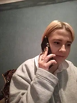 Snapshot of Gussie_Bridie chatting on December 4, 2024, 5:00 pm Gussie Bridie online show from December 4, 2024, 5:00 pm