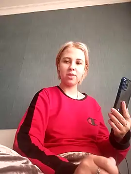 Snapshot of Gussie_Bridie chatting on January 3, 2025, 12:19 pm Gussie Bridie online show from January 3, 2025, 12:19 pm