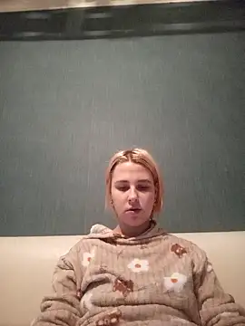 Snapshot of Gussie_Bridie chatting on February 18, 2025, 2:16 pm Gussie Bridie online show from February 18, 2025, 2:16 pm