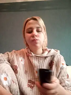 Snapshot of Gussie_Bridie chatting on March 3, 2025, 6:37 am Gussie Bridie online show from March 3, 2025, 6:37 am