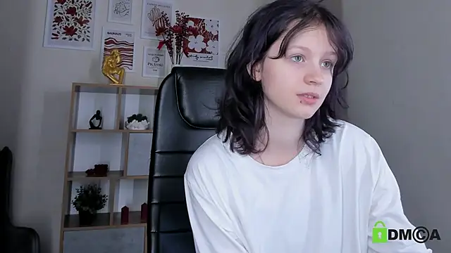 Snapshot of Alina_Mills chatting on August 2, 2026, 8:35 am Alina Mills online show from August 2, 2026, 8:35 am
