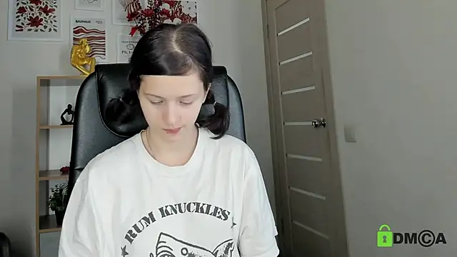 Snapshot of Alina_Mills chatting on August 4, 2026, 7:44 am Alina Mills online show from August 4, 2026, 7:44 am