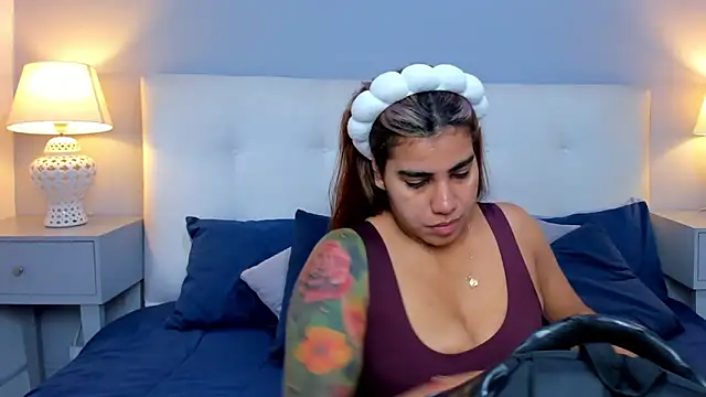 SaraaJhonsonn online show from November 14, 2025, 3:33 pm