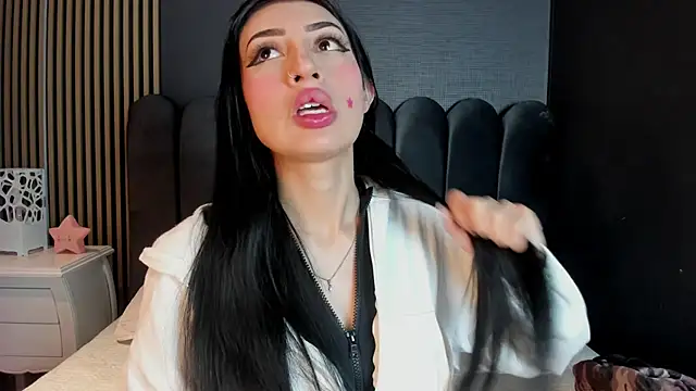 Nicolette ks  online show from April 10, 2026, 4:28 am