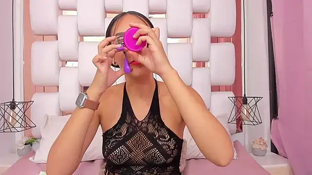 EmmyCruzZ online show from November 2, 2025, 7:49 pm