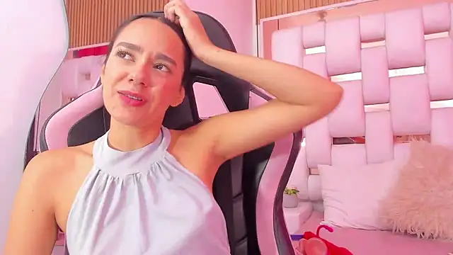 EmmyCruzZ online show from December 16, 2025, 7:41 pm