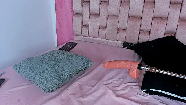 Snapshot of Emma_Evelyn chatting on October 12, 2025, 7:13 pm Emma Evelyn online show from October 12, 2025, 7:13 pm