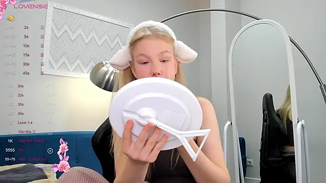 Snapshot of Sarra_Cooper chatting on December 5, 2024, 1:03 am Sarra Cooper online show from December 5, 2024, 1:03 am