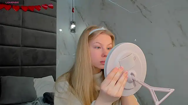 Snapshot of Sarra_Cooper chatting on March 5, 2025, 1:10 am Sarra Cooper online show from March 5, 2025, 1:10 am