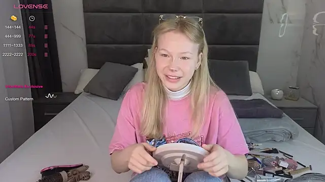 Snapshot of Sarra_Cooper chatting on March 15, 2025, 1:08 am Sarra Cooper online show from March 15, 2025, 1:08 am