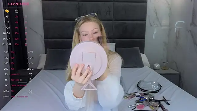 Snapshot of Sarra_Cooper chatting on March 17, 2025, 1:24 am Sarra Cooper online show from March 17, 2025, 1:24 am