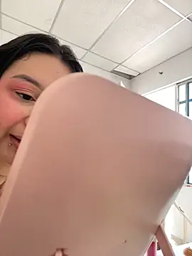 Pretty Isadora online show from February 4, 2025, 5:34 pm