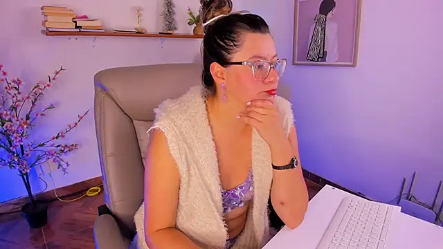 Chanelll Taylorr  online show from July 13, 2026, 9:12 am