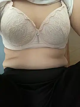 Snapshot of Milk_Mom99 chatting on July 15, 2026, 1:33 am Milk Mom99 online show from July 15, 2026, 1:33 am