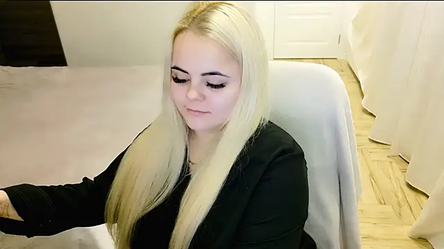 lovely-eyes online show from January 22, 2025, 2:48 am