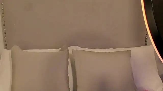 Emily robertss online show from November 10, 2025, 3:05 am