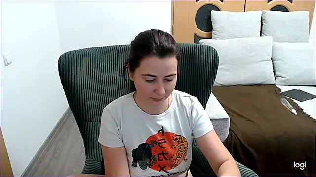 VioletaFlower7 online show from November 12, 2025, 9:03 pm