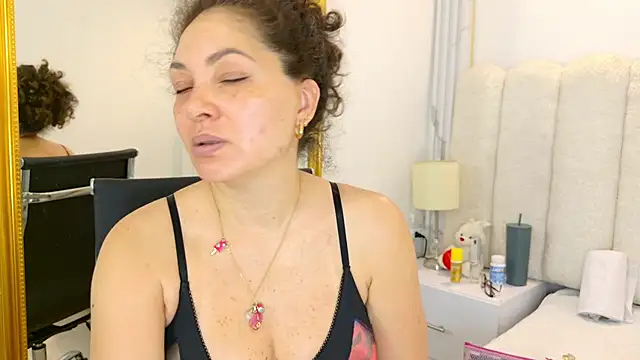 Snapshot of Juliabadlee chatting on November 24, 2025, 8:41 pm Juliabadlee online show from November 24, 2025, 8:41 pm