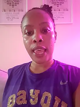 R-thequeen online show from May 16, 2026, 1:02 am
