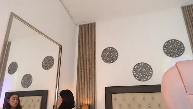 Julieta De Los Angeles online show from December 30, 2024, 8:15 pm