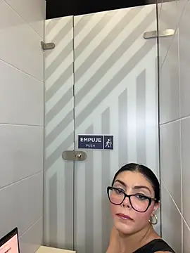 Snapshot of zui_lu chatting on November 3, 2025, 4:03 am zui lu online show from November 3, 2025, 4:03 am