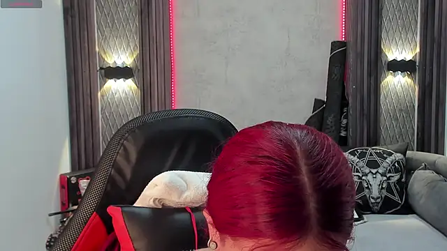 selene red  online show from January 31, 2025, 2:39 pm