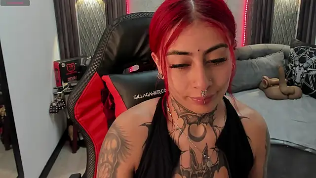 selene red  online show from February 3, 2025, 3:59 pm