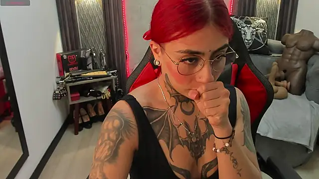 selene red  online show from February 5, 2025, 4:36 pm