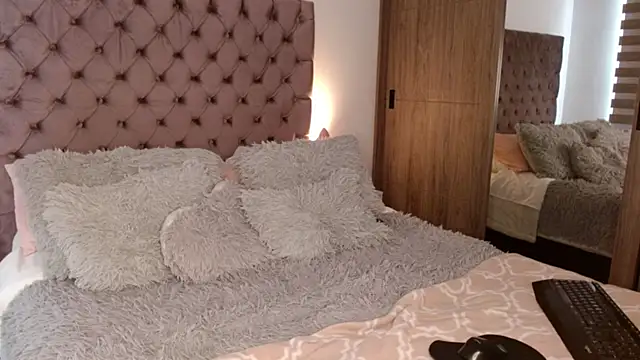 Roussmariehenao online show from October 12, 2025, 1:21 pm