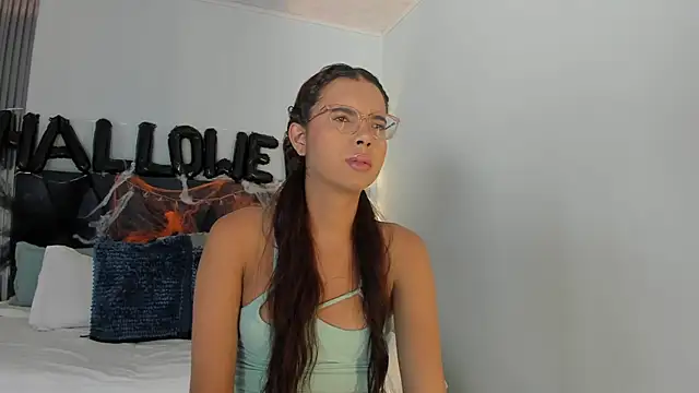 Snapshot of sara_saenz99 chatting on October 28, 2025, 8:00 pm sara saenz99 online show from October 28, 2025, 8:00 pm