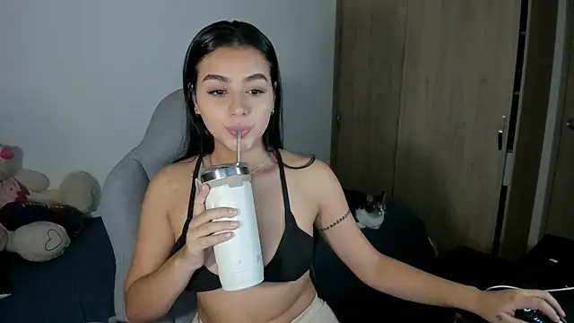 julia strauns online show from October 8, 2025, 5:27 am