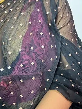 VR here 4U online show from November 8, 2025, 1:11 pm