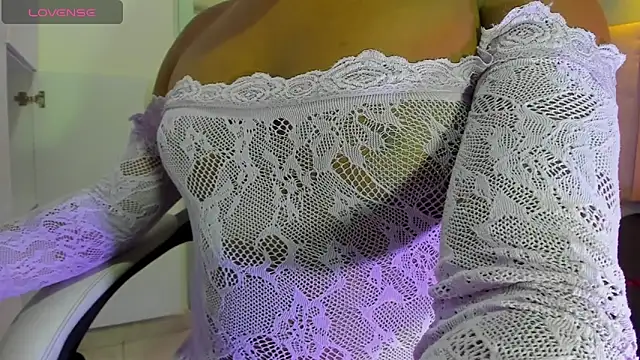 Snapshot of SofiaBrouw chatting on October 7, 2025, 12:35 pm SofiaBrouw online show from October 7, 2025, 12:35 pm