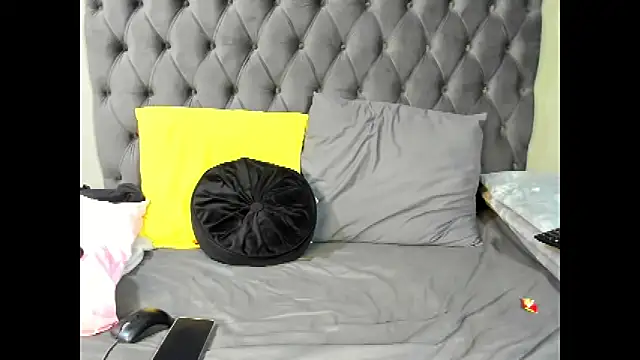 DIRTYTALKINQUEEN online show from October 11, 2025, 5:33 pm