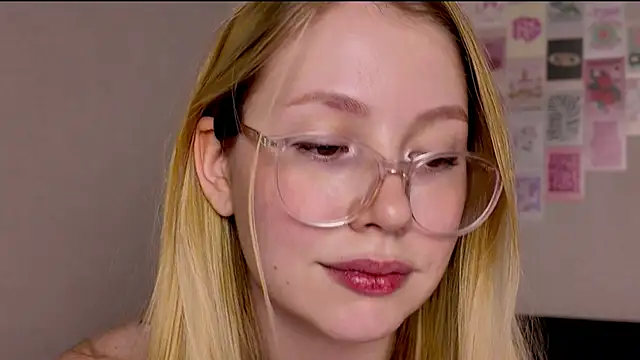 HoneyAudrey online show from December 5, 2025, 2:42 am