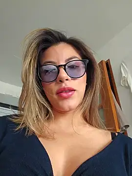 Karen San Miguel online show from November 10, 2025, 7:46 pm