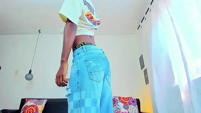 maiki18  online show from January 21, 2025, 4:27 pm