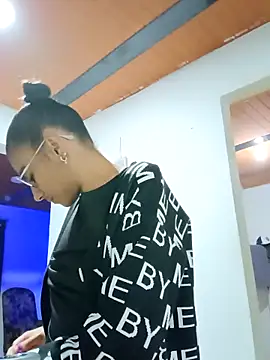 Leslly  online show from April 25, 2026, 3:09 am