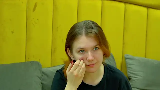 Snapshot of LessySmith chatting on November 7, 2025, 4:18 pm LessySmith online show from November 7, 2025, 4:18 pm