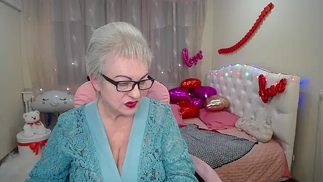 Snapshot of KayleSmoll chatting on February 4, 2025, 10:34 pm KayleSmoll online show from February 4, 2025, 10:34 pm